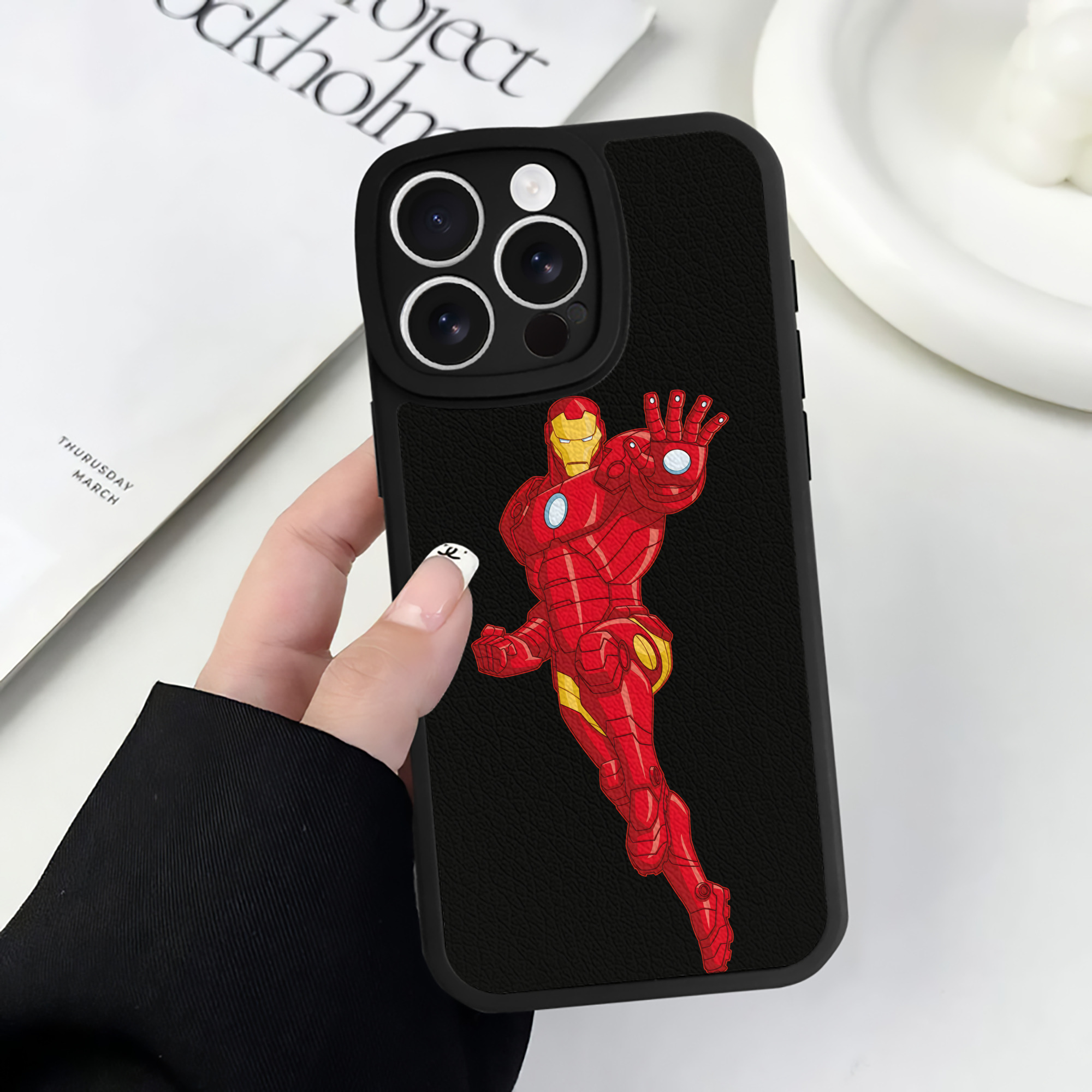 （画像用） アベンジャーズ The Avengers 【iPhone 16シリーズ対応】シリコンスマホケース（レザー調） 材質：シリコン